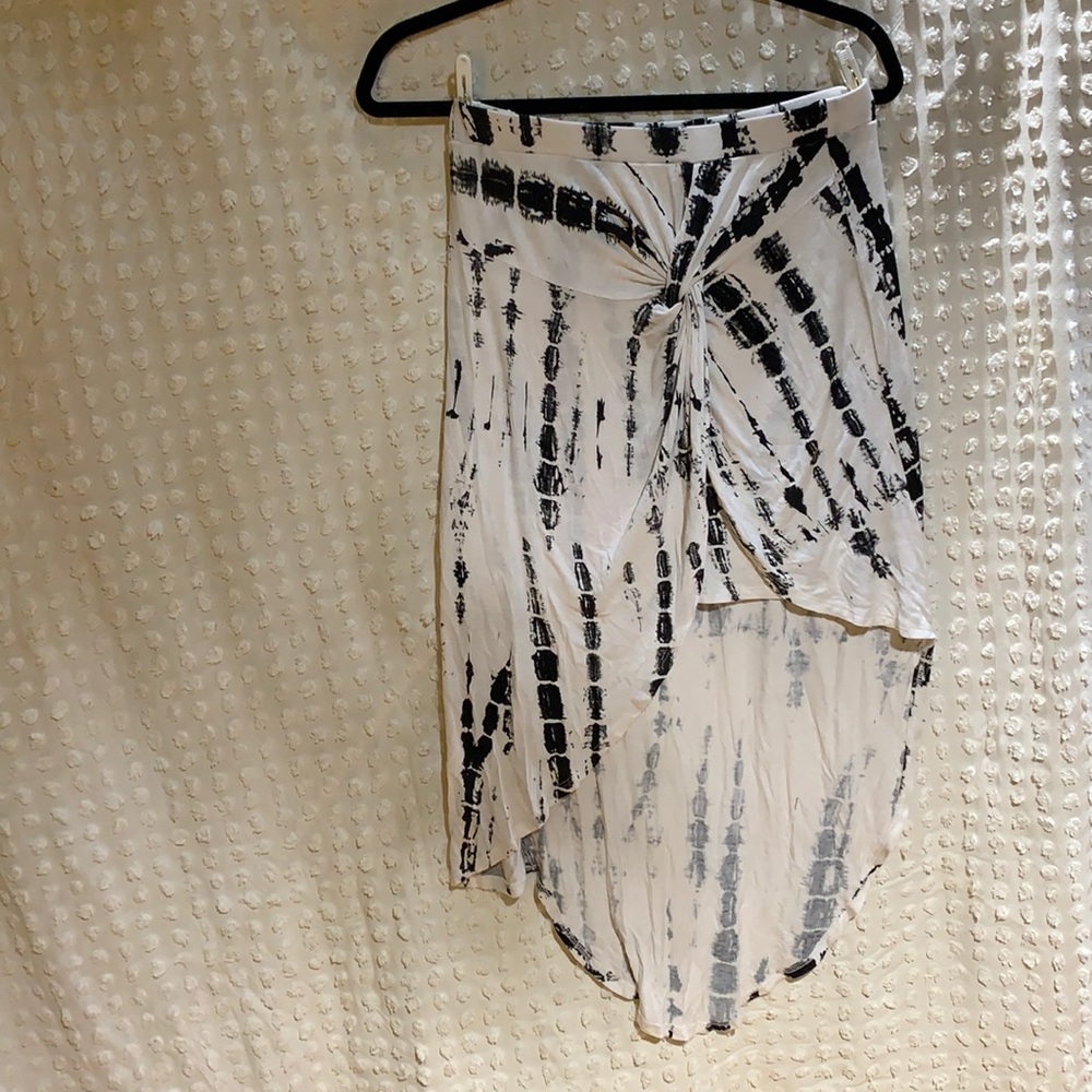 Stretchy short in front long in back with lil scrunch on front elastic waist